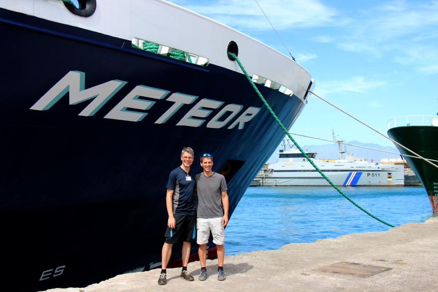 Prof. Dr. Arne Körtzinger (GEOMAR) und Prof. Dr. Burkard Baschek (HZG) vor dem Forschungsschiff METEOR im Hafen von Mindelo. 