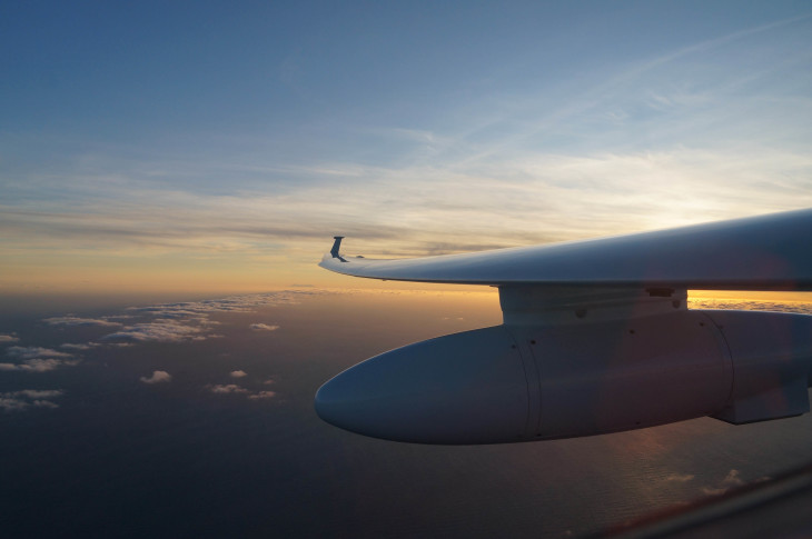 Blick aus dem Forschungsflugzeug STEMME im Luftraum über den Kapverdischen Inseln.